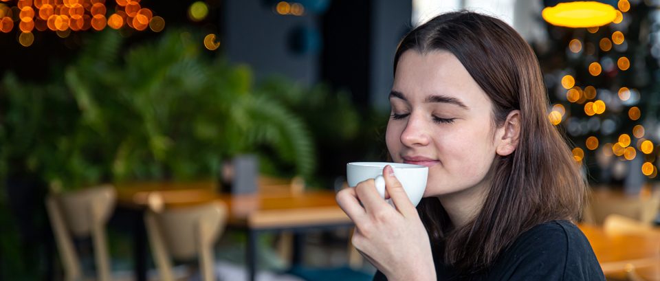 ragazza beve caffe